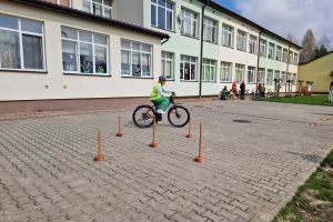 Uczennica pokonuje na rowerze drugie zadanie.