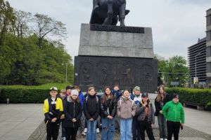 Uczniowie przed pomnikiem we Wrocławiu.