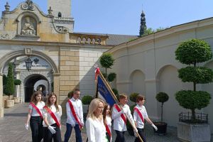 Przemarsz sztandaru naszej szkoły przed klasztorem na Jasnej Górze.