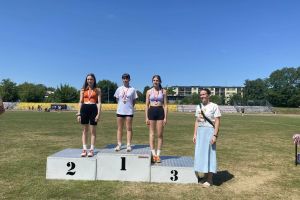 Zawodniczki stojące na podium z medalami.