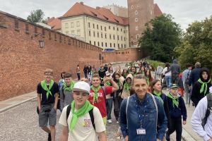 Uczestnicy wycieczki w drodze na Wawel.