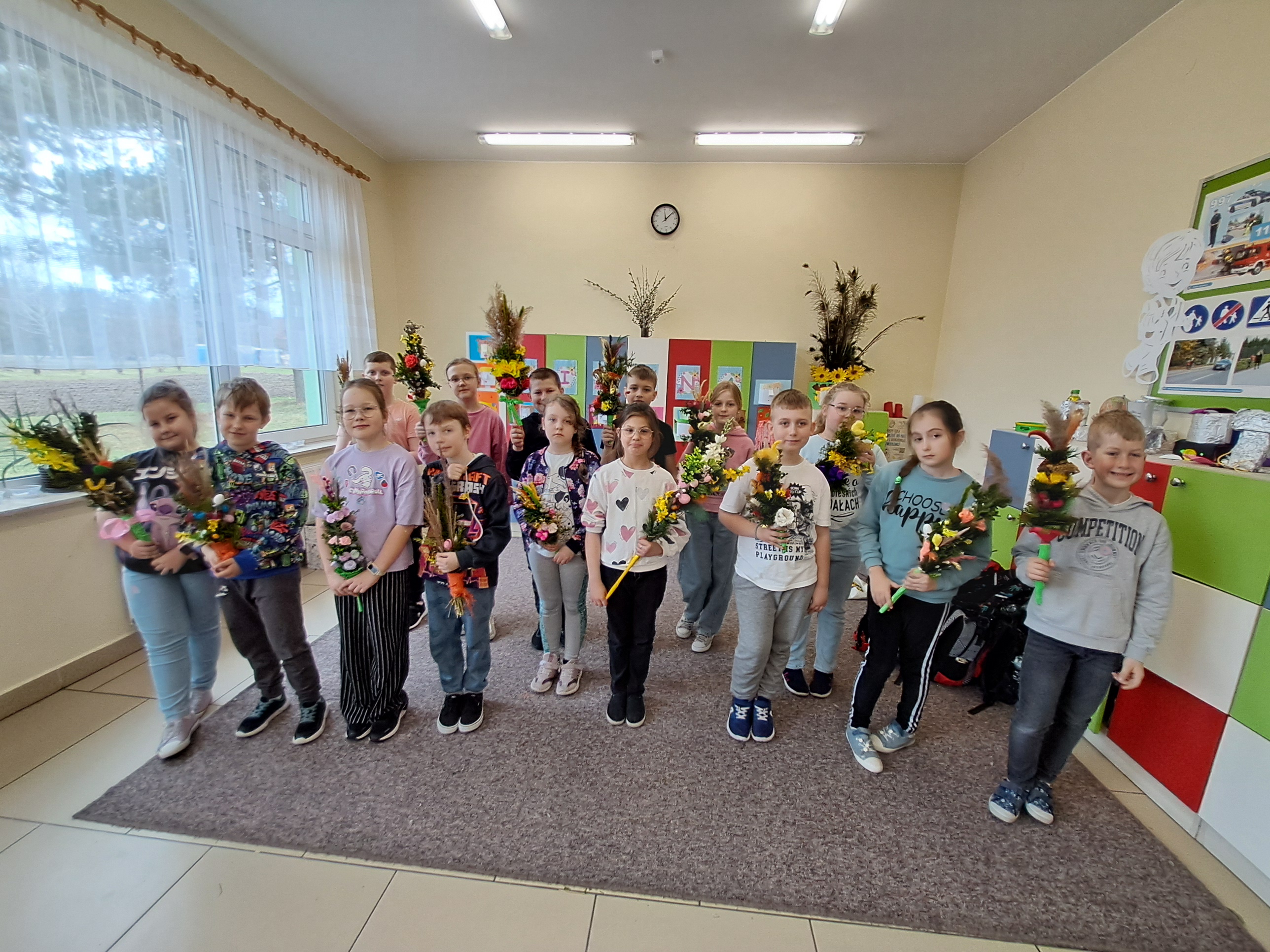 Warsztaty robienia plam wielkanocnych z udziałem rodziców.